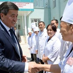  АУДИО - Президент Сооронбай Жээнбеков Баткен шаарындагы курулуп жаткан Үй-бүлөлүк медицина борбору менен таанышты