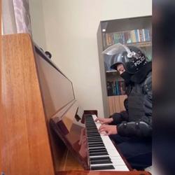 Каскачан казак полиция кызматкеринин пианинодо ойногон видеосу