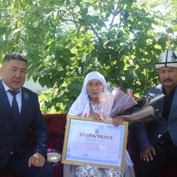 Баткен облусунун губернатору ардактуу эс алуудагы мугалимден кабар алды