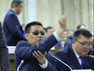 ВИДЕО - “Лох болбогула!”, депутат Дастан Бекешев баңги зат саткандарга кантип акчасын алдатканын айтып берди