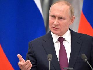 Путин орус экономикасынын санкциялардын соккусуна туруштук бере алаарын айтты
