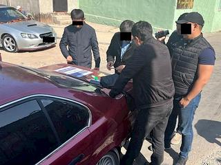 Бишкекте милиционер чет элдик жаранды коркутуп, пара алып жаткан жеринен кармалды