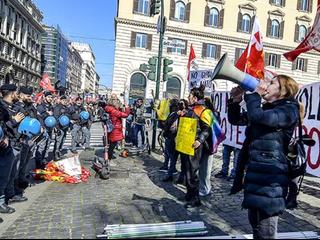 Италияда Украинага курал жеткирүүгө каршы нааразычылык күчөдү