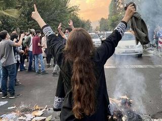 Хиджаб кийүүгө каршы Ирандын 40 шаарында өкмөткө каршы нааразычылыктар жүрүүдө
