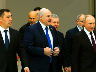 ВИДЕО – Чет элдик жетекчилер кыргыз президенттерин эмне үчүн мактайт?