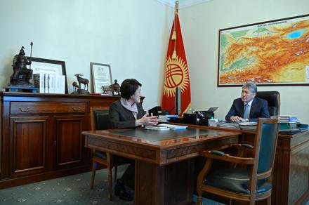 Алмазбек Атамбаев Шайлоолор жана референдумдарды өткөрүү боюнча Борбордук комиссиянын төрайымы Нуржан Шайлдабекованы кабыл алды