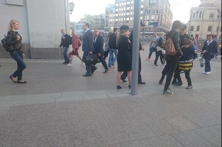 Москвада полиция кызматкерлеринин ыр окуп жаткан 9 жашар баланы кармап кетиши социалдык тармактарда сынга алынууда