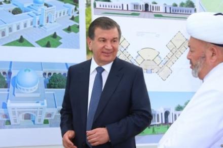 Өзбекстан президенти дин ишмерлерине &quot;ооз ачырат&quot;