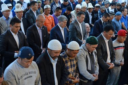 Алмазбек Атамбаев Орозо айтка байланыштуу майрамдык айт-намазга катышты