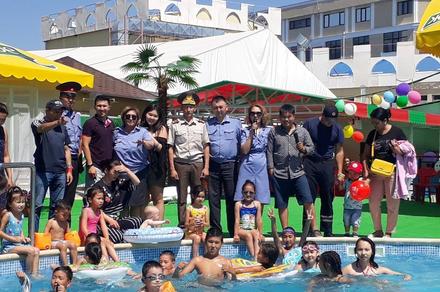 ФОТО - Столичное ГУВД организовало для детей день безопасного плавания