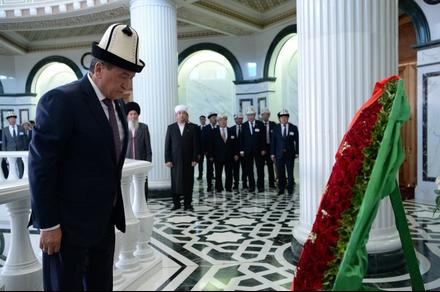 Сооронбай Жээнбеков Түркмөнстандын биринчи Президенти Сапармурат Ниязовдун Күмбөзүнө барды