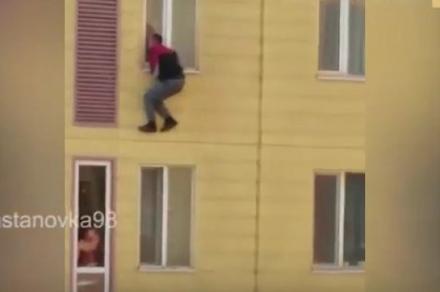ВИДЕО: 5-этаждын терезесинде асылып турган жигит кайра үйгө киргиз деп жалынып жатты
