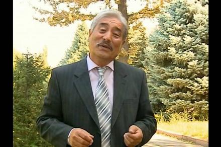 Алтынбек Сапаралиев: “Гүл сунган кызды өөп жиберип филармониянын деректиринин жемесин уктум” 
