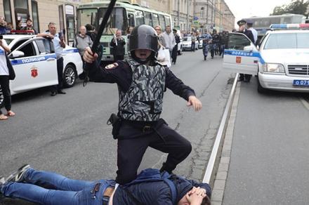 ВИДЕО- Москвада полиция кызматкерлери кыргыз жаранын сабап, ал тасмага түшүп калган