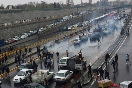 ВИДЕО - Иран эли  бензиндин баасы үчүн Аятолланын бийлигин тактан шыпырып түшкөнү калды