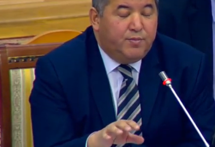 СҮРӨТ – Министрдин орун басары Жаныбек Керималиев парламентте бийлеп жиберди