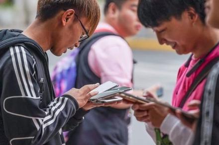 Кытай смартфон колдонуучулардын жүзүн сканерден өткөрөт