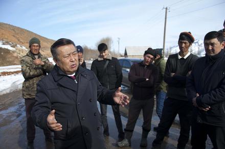 Депутат Чыныбай Турсунбеков Нарын жергесинде болуп, социалдык объектилердин абалы менен таанышты