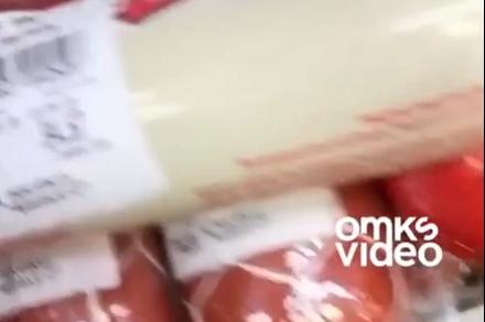 ВИДЕО-"Глобус" гипермаркети элди алдап, мөөнөтү бүткөн колбасаларды сатып жатат