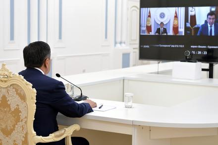 Сооронбай Жээнбеков Бишкек шаарынын мэри Азиз Суракматов менен онлайн кеңешме өткөрдү