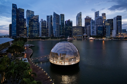 “Apple” Сингапурда биринчи жолу суу астындагы дүкөнүн ачты