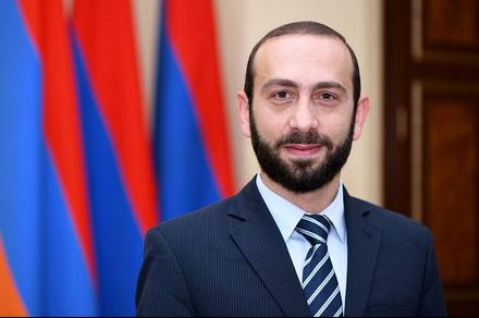 ВИДЕО - Армения парламентинин төрагасын митингчилер токмокко алды