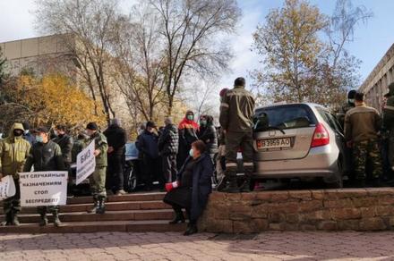 «Түндүкэлектронун» кызматкерлери митингге келген Темиркул Дайыровду кууп кетиришти