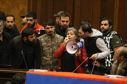 Армян оппозициясы отставка үчүн Пашинянга 8-декабрга чейин убакыт берди