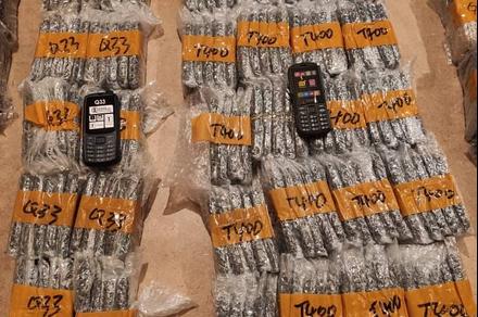 Кыргызстанга мыйзамсыз чөнтөк телефондорду ташып келе жаткан жаран кармалды
