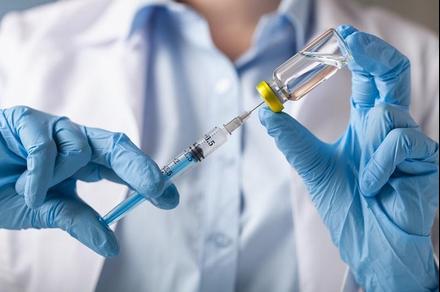 "Вакцина эффективдүү эмес" дегендерге министрлик жооп кайтарды