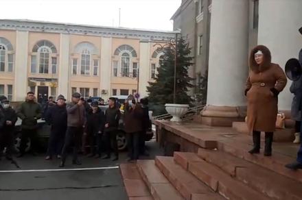 Бишкектиктер мэриялыкка Руслан Тагаевдин келишин талап кылып жатышат