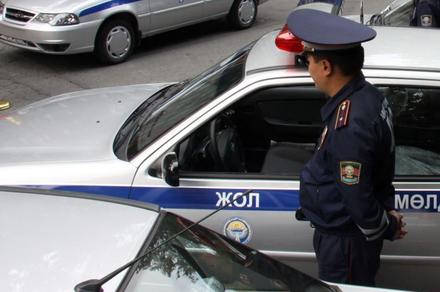ВИДЕО - Бишкекте 100 миң сом опузалаган милиция кызматкерлери кармалды