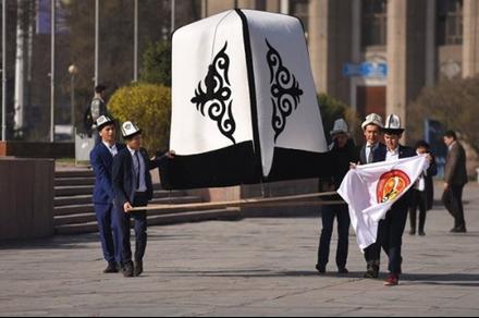 Улукбек Марипов мекендештерди кыргыз элинин улуттук баш кийими – Ак калпак күнү менен куттуктады