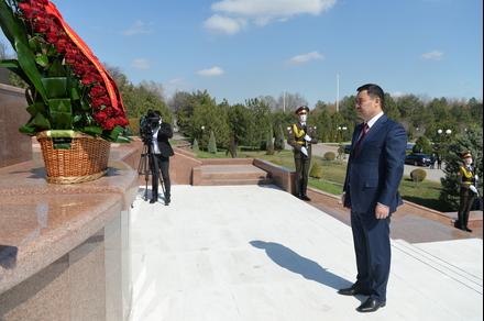 СҮРӨТ- Жапаров Ташкенттеги "Көз карандысыздык жана гуманизм" монументине гүл койду
