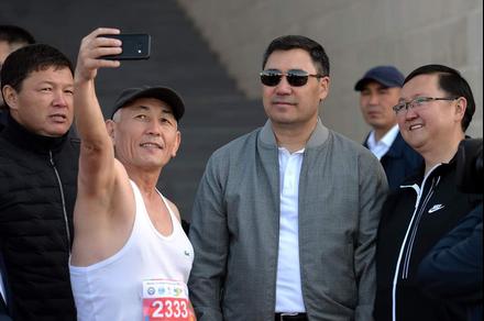Президент Садыр Жапаров марафондун нормативин толтурган спортчуларга жолдомо берет