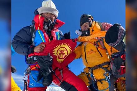 ВИДЕО - Эдуард Кубатов Эвересттин чокусунан кыргызстандыктарга кайрылды