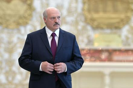 Лукашенко өзүнө карата коюлган айыптоолорду моюнга албай догурунууда