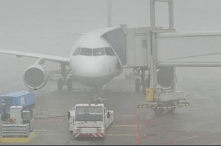 "Манас" аэропортун туман каптап, самолёттор учуп-коно албай жатат