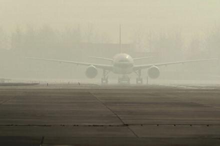 «Ош» аэропортун коюу туман каптап, учактар Бишкекке конууда