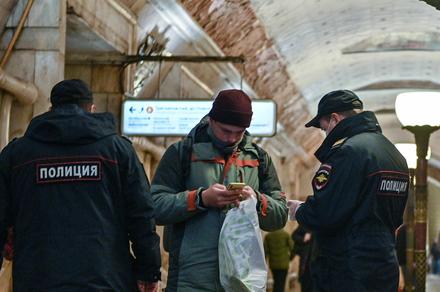 Орусияда мигранттарды көзөмөлдөгөн "рейддик" текшерүүлөр жүрүүдө