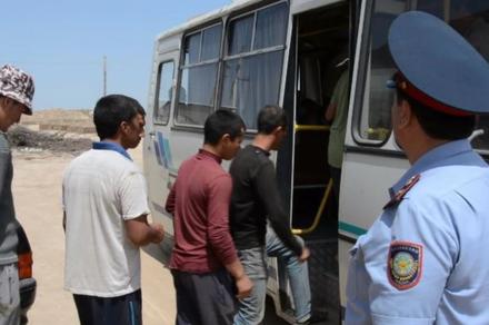 Казакстандан 50дөн ашык тажикстандык мигрант депортацияланды