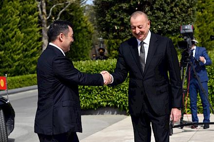 СҮРӨТ - Азербайжанда Садыр Жапаров менен Ильхам Алиевдин расмий жолугушуу аземи болду