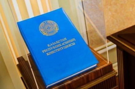 Экс-президенттин ысымын Конституцияга киргизүү сунушталды