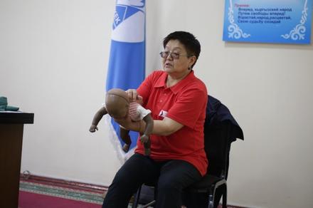 ФОТО - Бишкекских чиновников научили оказывать доврачебную помощь