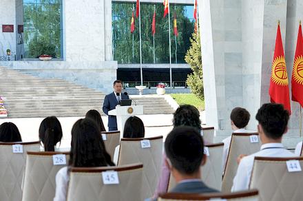 Бишкекте мектеп бүтүрүүчүлөрүнө “Алтын сертификаттарды” тапшыруу аземи өтөт