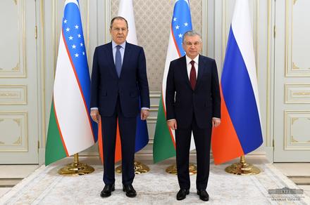 Өзбекстандын президенти Сергей Лавров баштаган делегацияны кабыл алды