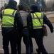 ВИДЕО - Бишкекте милиция кызматкерлерине белгисиз адам бычак менен кол салды