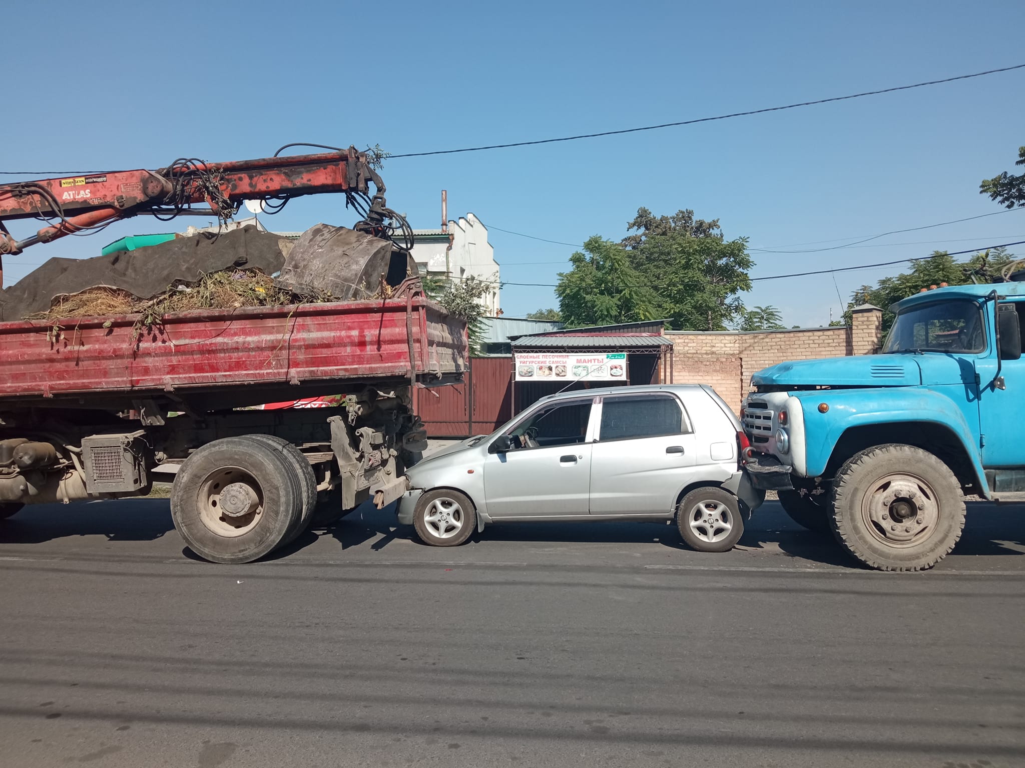 ФОТО - В Бишкеке водитель мусоровоза уснул за рулем и протаранил три машины