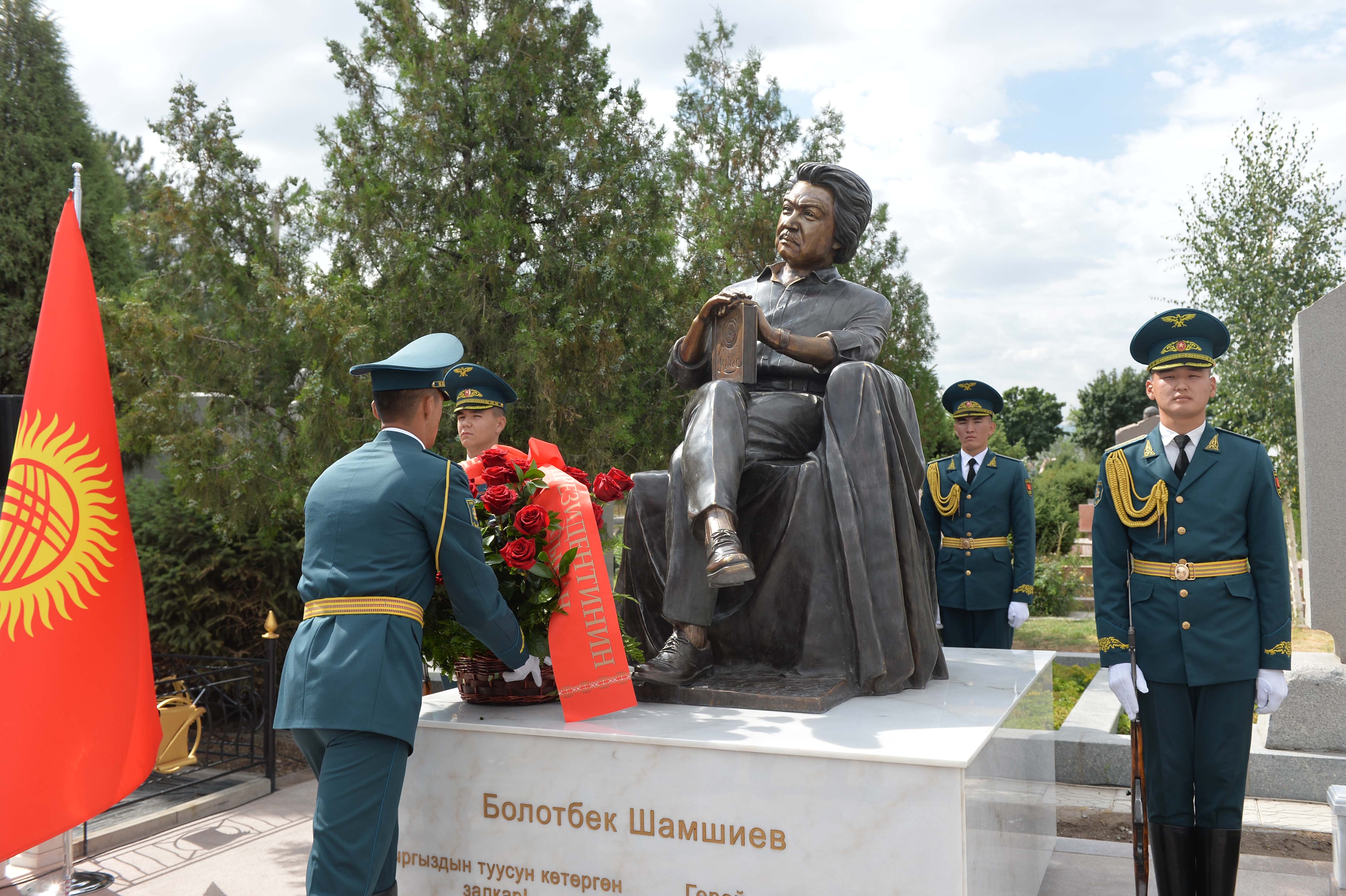 Памятник в честь открытия. Памятник кинорежиссеру Болотбеку Шамшиеву. Ала-Арчинское кладбище Бишкек. Памятник. Открыли памятник.