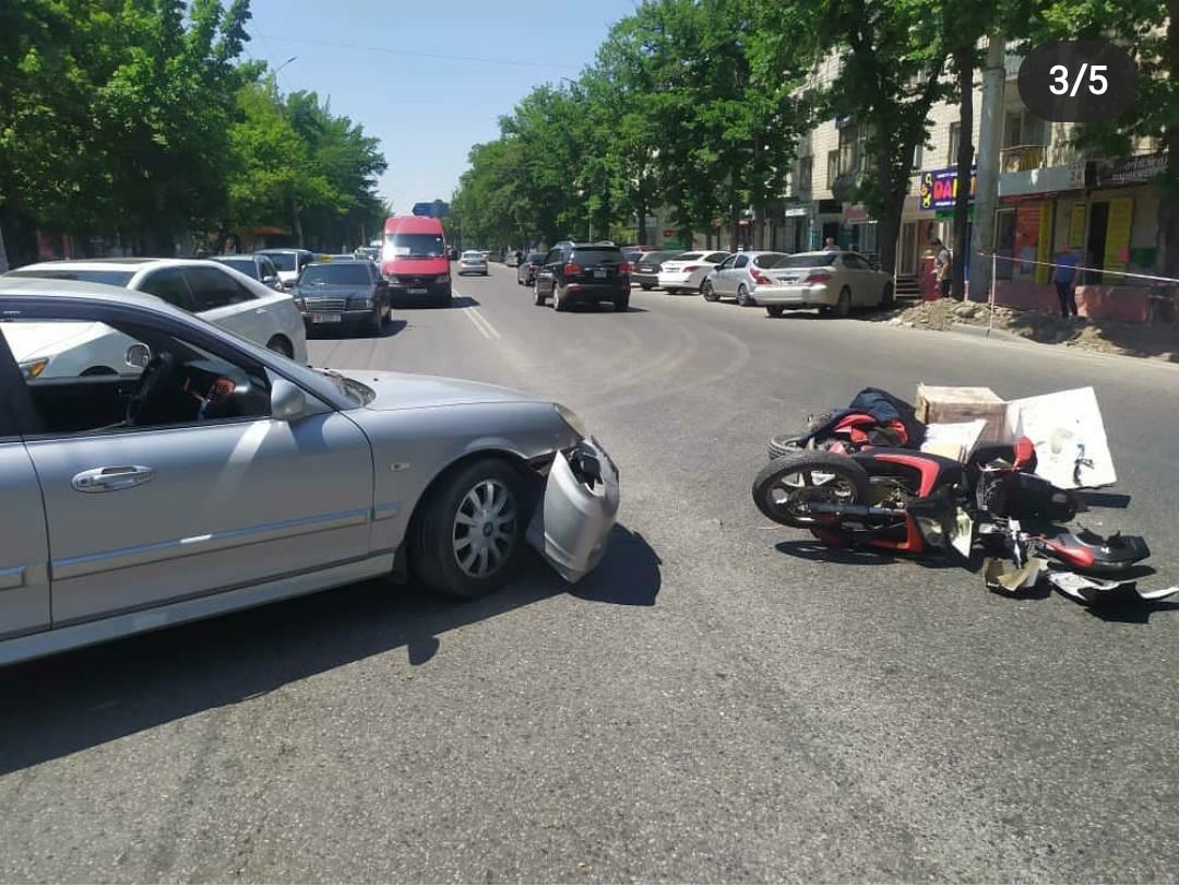 В Бишкеке произошла авария с участием легкового авто и скутера